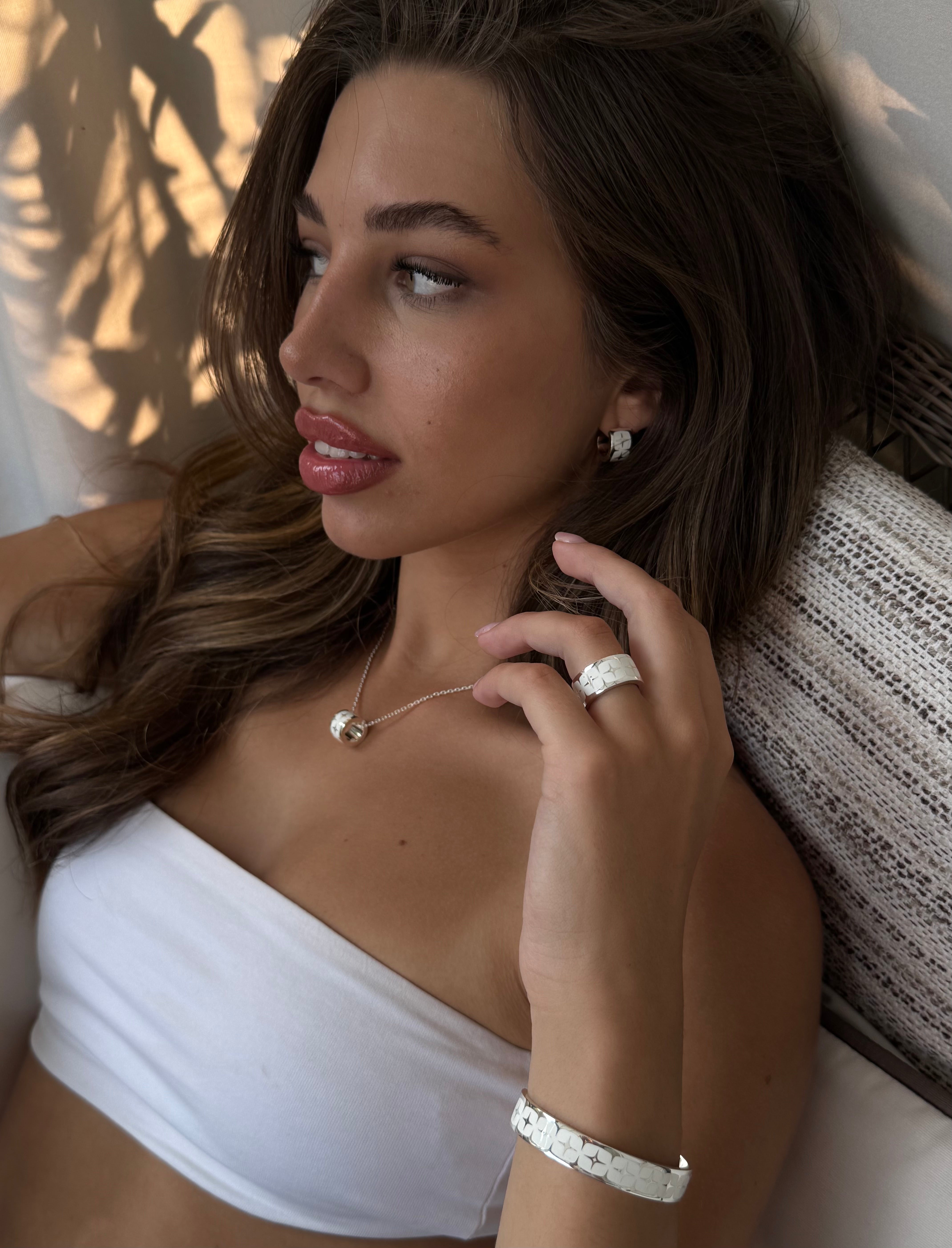 FLARE FRAME NECKLACE