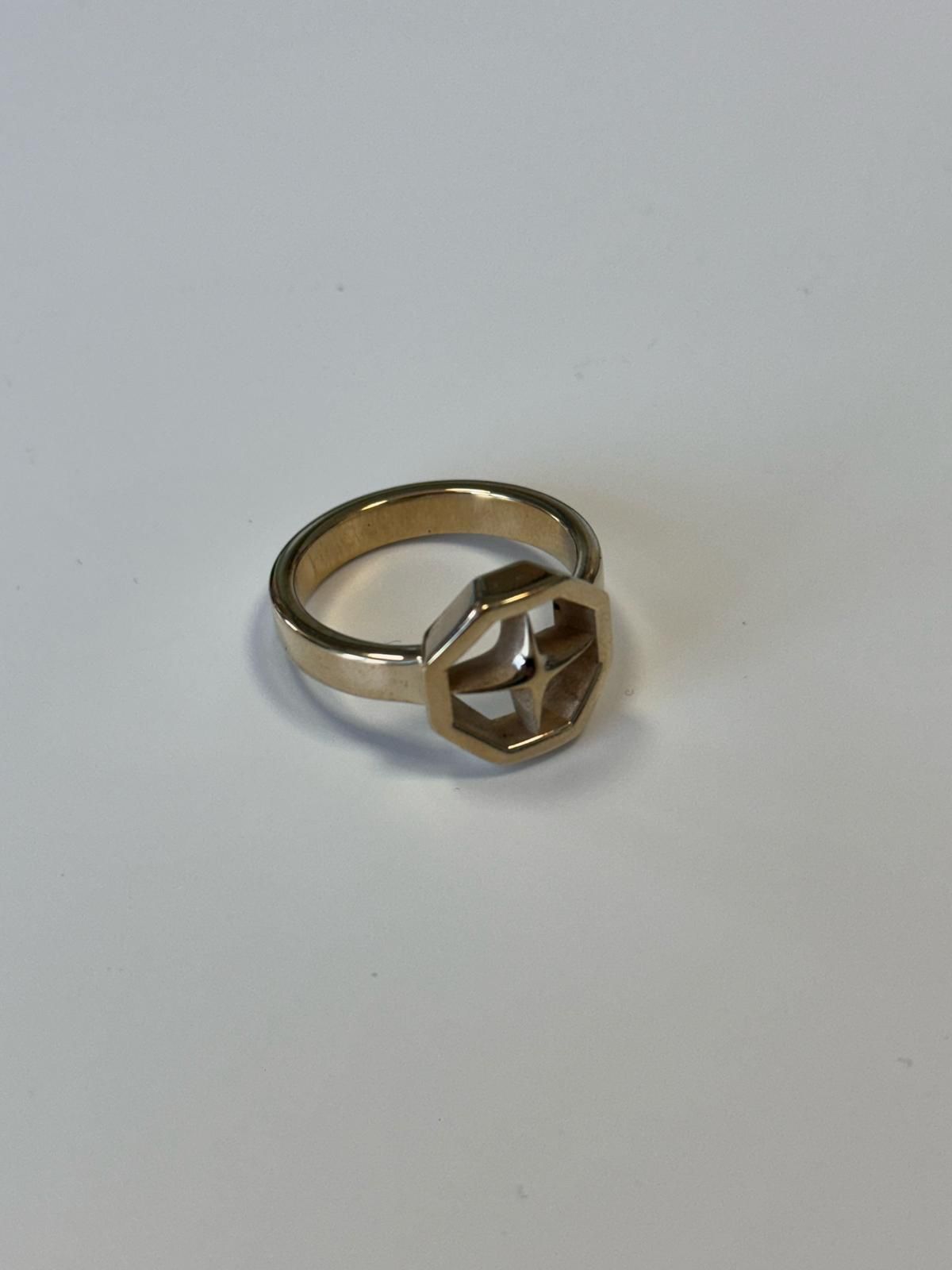 Anello Artigianale “Geometria Pura” – Design e Personalità