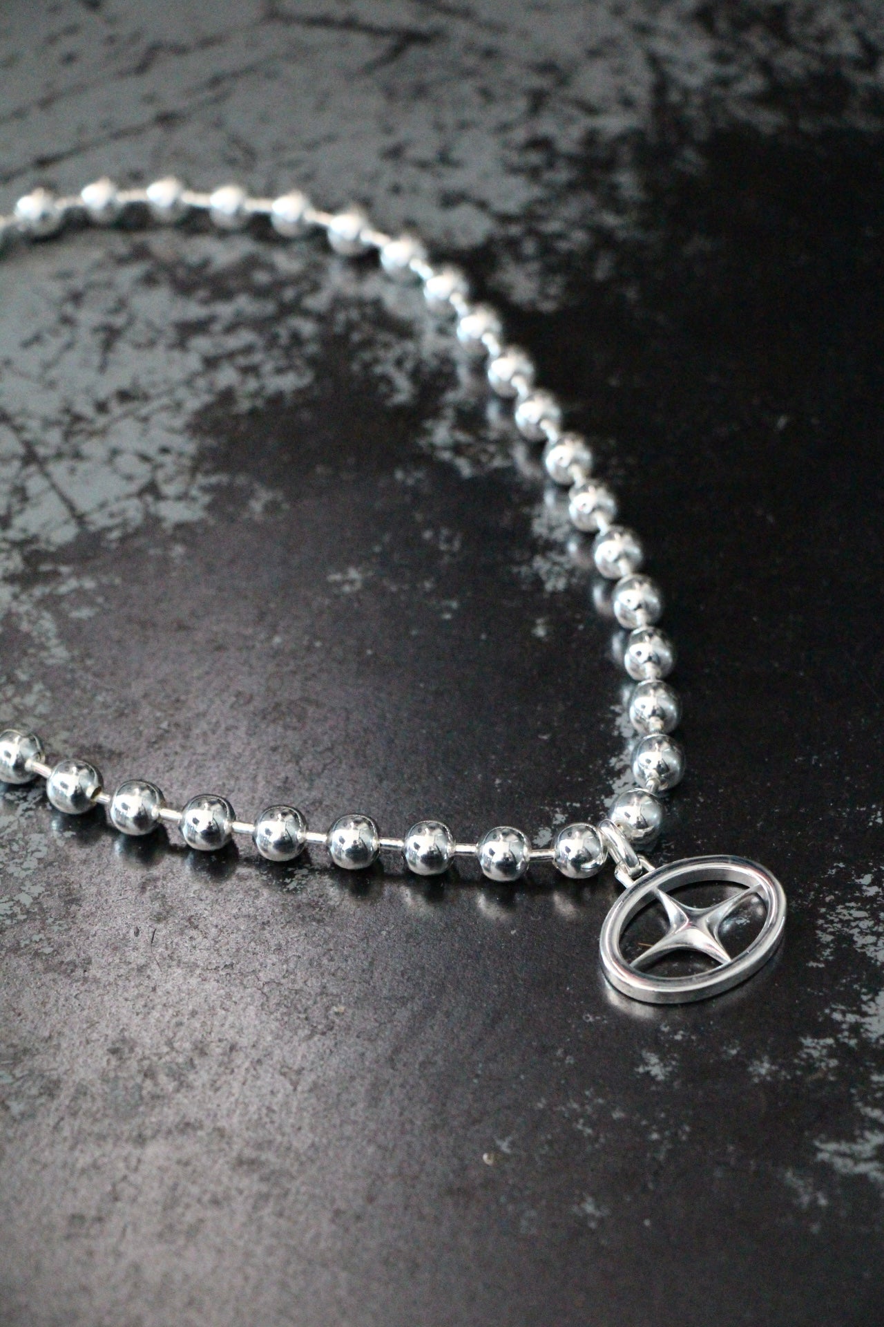 ICON LES BALLS OVAL PENDANT NECKLACE